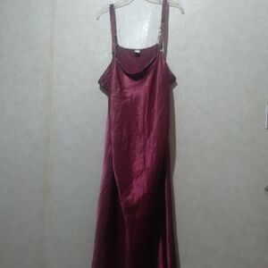 Plum purple w/ paisley floral trim night gown size 2XL(22/24) adjustable straps
